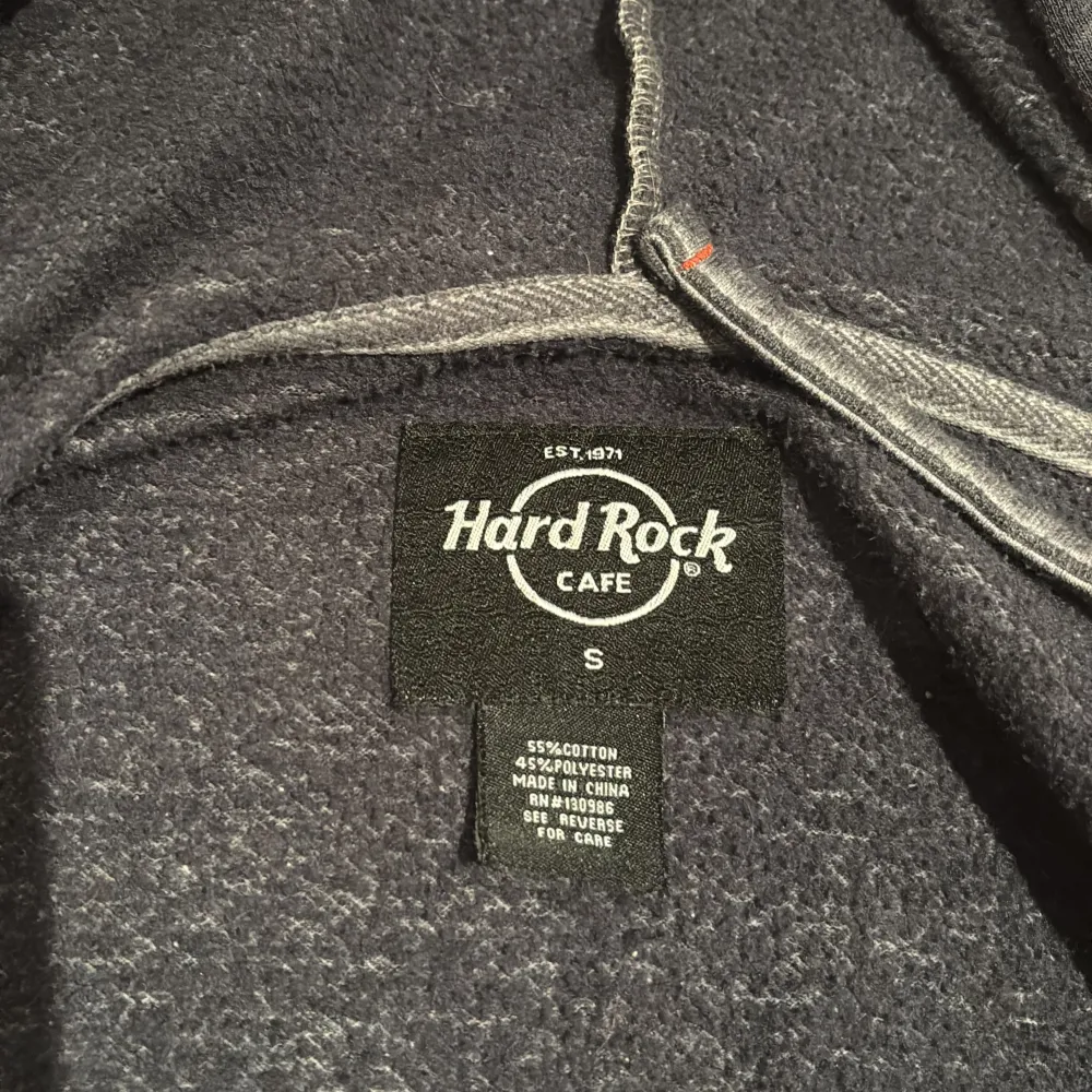 En unik sprillans ny hard rock café zip up hoodie med fina detaljer längs med fickan.. Hoodies.