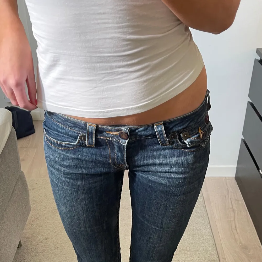 Säljer mina jättesnygga true religion jeans då de ej kommer till användning! De har även egengjord slits! De är i storlek W27 men skulle säga att de är lite mindre. Hör av er privat vid frågor eller fler bilder!!💙💙💙. Jeans & Byxor.