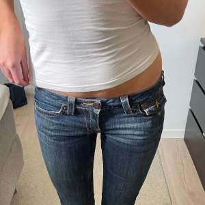 Säljer mina jättesnygga true religion jeans då de ej kommer till användning! De har även egengjord slits! De är i storlek W27 men skulle säga att de är lite mindre. Hör av er privat vid frågor eller fler bilder!!💙💙💙