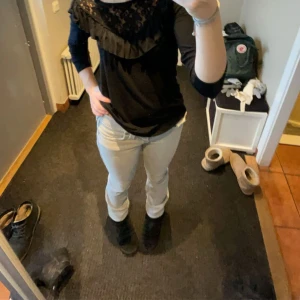 True Religion jeans  - Gråa jeans ifrån True Religion. Storleken är 26 men skulle säga mer som 25. Dem är i bra skick och har endast andvänts ett få tal ggr, skriv till mig om frågor. 💗