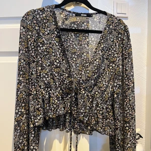 Blommig blus  - Blommig sommarblus från bikbok. Endast använd fåtal gånger. Som ny. 