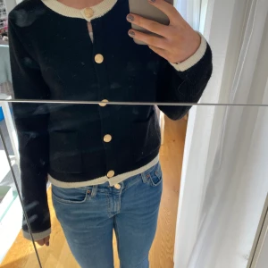 Zara tröja - Jättefin svart kofta från Zara i strl L men passar för mig som vanligtvis har S. Använd endast 2 ggr och är i väldigt bra skick.