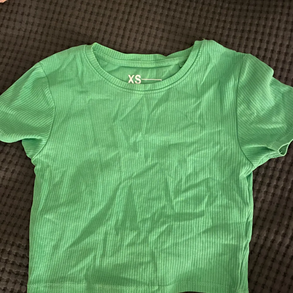 Jättefin grön t-shirt från New yorker!💚 säljer pga att den inte används❣️står inte för frakten!💚. T-shirts.