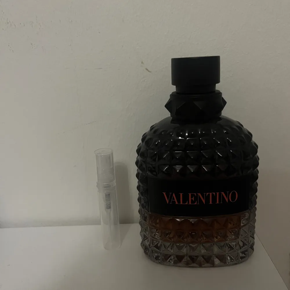 Säljer 3 ml sample av min valentino born in Roma coral fantasy.. Övrigt.