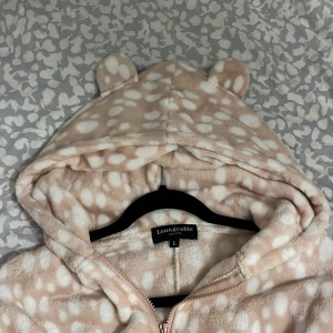 One piece  - Mjukis one piece. Använd en gång för tyckte den var för varm för mig. Jättemysig och mjuk, köpt på asos!☺️