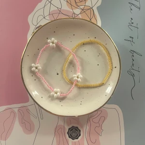 Pärlarmband - Handgjorda pärlarmband i olika färger till en billig peng! 15kr/st🌸 Frakten är inte inkluderad i priset och ligger på 15kr. Kontakta mig ifall du önskar andra färger så visar jag utbudet 🙌🏻😊Gjorde på elastisk tråd och passar alla storlekar.