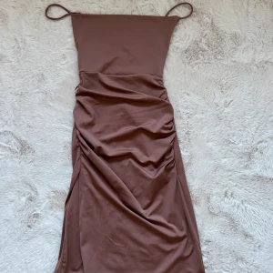 Klänning - En brun klänning med öppen rygg, perfekt till fest