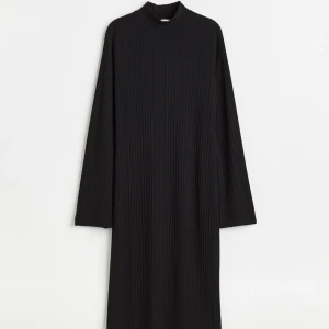 Ribbad klänning  - Rinbbad klänning med halvpolo, helt ny aldrig använd