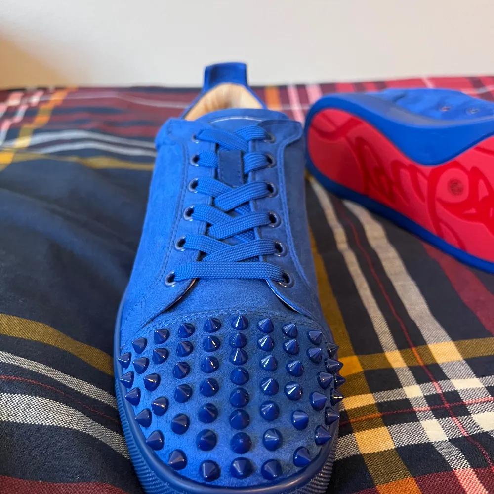 Helt nya blåa Christian Louboutins. Jag har aldrig använt de och är därav helt felfria och i topp kvalitet. . Skor.