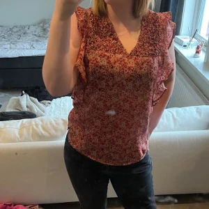Volang topp - Blommig volang topp. Super söt topp som är perfekt till våren. Hör av dig vid frågor!