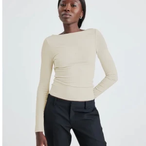 Tröja  - Väldigt snyggt och är helt ny 