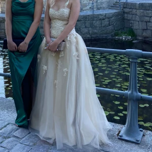 Balklänning - min älskade balklänning som är använd endast 1 gång,inga fläckar eller hål🫶🏻stolek 34 men har gått och sytt en knapp så det går att få den till en 32 ungfär(kom privat för mer info o bild)nypris:6000 mitt pris:2500kr 