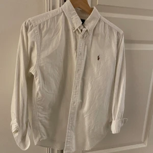 Ralph Lauren skjorta  - Hej, säljer nu denna snygga ralph lauren skjorta. Den är knappt använd och därefter i väldigt bra skick! Storlekarna är lite svåra på dessa men skulle säga att den passar bäst om man är runt 155-160cm lång. Hör av er vid frågor. PRIS KAN DISKUTERAS