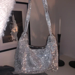 Glittrig väska - Liten silverglittrig väska. Endast använd en gång. Har dragkedja⭐️