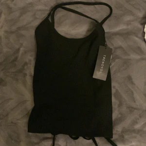 Topp med öppen rygg  - Aldrig använd.  Prislappen på