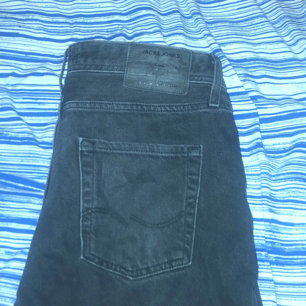 Ett par svarta Jack and Jones jeans helt okej skick lite slitna men fortfarande ganska bra skick storlek 30/32 regular fit skriv om ni har frågor.. Jeans & Byxor.