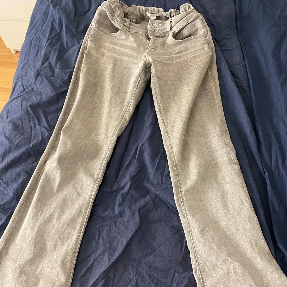 Jättesnygga utsvängda gråa jeans från Gina sitter perfekt. Jeans & Byxor.