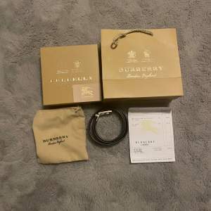 Burberry bälte från pandabuy. Bältet är lite böjt pga användning men annars toppen skick. Med box 499 utan går att diskutera. Skriv vid frågor tack på förhand.