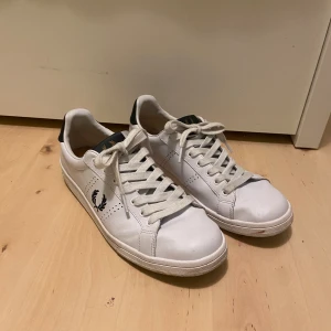 Fred Perry skor - Säljer ett par Fred Perry skor i stl 43. De är sparsamt använda med någon rynka.  Orginalpris: 2000kr