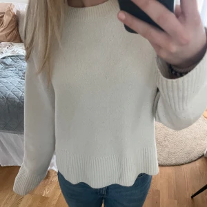 Stickad tröja  - Säljer denna stickade tröjan från & other stories. Sjukt snygg och skön tröja i bra kvalitet men säljer denna då den inte används så mycket längre. Skriv för frågor eller mer bilder💗