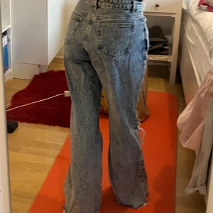 Ljusblåa jeans  - Aldrig använda jeans i bra skick. Det är en vanlig passningsform.  Dem är lite baggy men med utsvängda byxben. Mid waist. Jag är 155 cm och byxorna är lite stora på mig. 