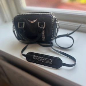 Zadig väska  - Zadig väska som jag tyvärr inte använder längre. Använt skick men ändå fin. Självklart äkta och köpt i butiken i Stockholm, alla tillbehör medföljer. Skriv gärna vid frågor eller egna bud.🥰