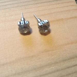 Örhängen - Säljer dom här örhängen för dom kommer aldrig till användning dom är i fint stick pris kan diskuteras men skriv inan ni köper!♡