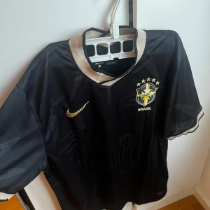 Brazil fotbolls tröja  - Hej! Jag säljer nu denna snygga fotbolls tröjan som nu är perfekt till sommaren det är inget fel på den eller inga hål sicket är 10/10! Storleken är XL men passform som L