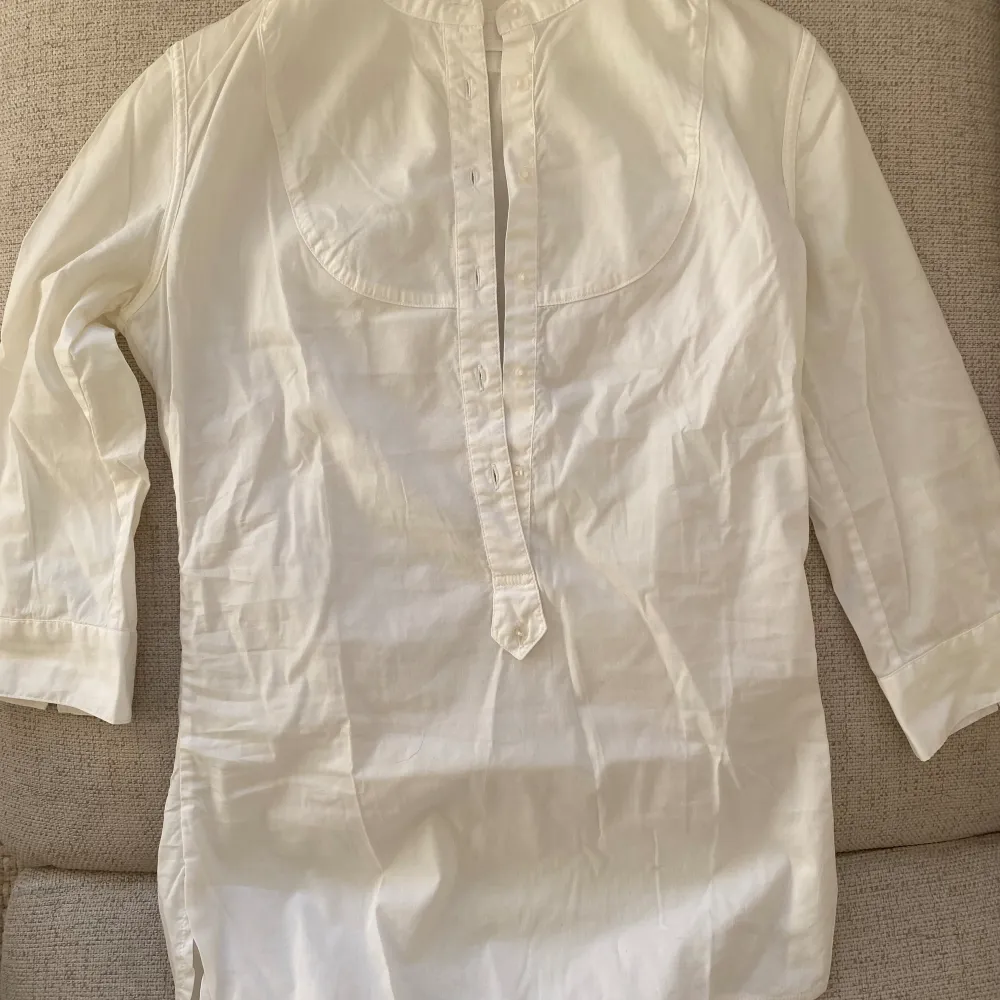 Sååå fin vit skjorta med fin krage och trekvartslånga ärmar. Riktigt fin men tyvärr för liten för mig!🥺. Skjortor.