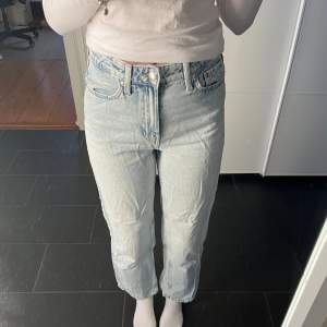 Jeans i ljusare färg, snygg till våren, använt ett par gånger men är ändå i bra skick! Kontakta för mer bilder och info!