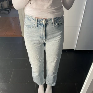 Jeans - Jeans i ljusare färg, snygg till våren, använt ett par gånger men är ändå i bra skick! Kontakta för mer bilder och info!
