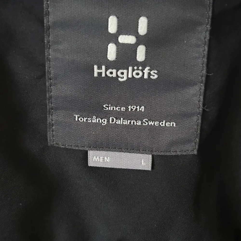 En regn/skaljacka från Haglöfs i Gore tex-material. Står emot regn mycket bra. Den är i nyskick, köptes för 2799 kr 2023 och har använts 5-10 ggr sedan dess. . Jackor.