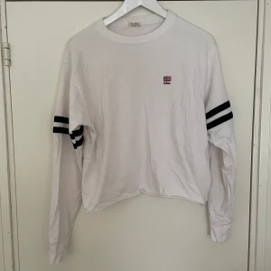 Brandy Melville - Brandy Melville tröja, onesize  Den har små skravanker, två små fläckar på högerarmen plus en liten fläck på baksidan av vänsterarmen. 