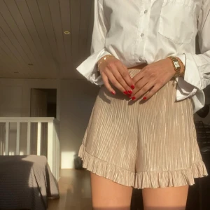 Glittriga volang shorts - Glittriga volangshorts