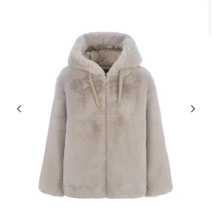 A.P.C jacka  - Superfin A.P.C jacka som endast är använd ett fåtal gånger!!💕 Den är i nyskick, säljer för 4900 kr (Nypris ca 7950 kr) den är slutsåld på nätet!!
