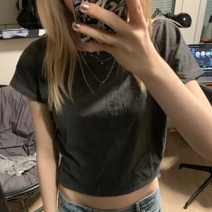 Grå t-shirt med döskallar - Grå acid wash tröja med döskallar i silver längs med kragen🎀 Storlek S! Svarar gärna på frågor om mått, prisförslag osv❤️