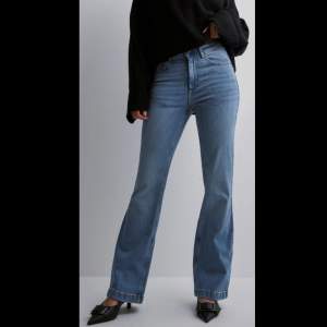 Jeans från märket JDY JacquelineDeYoung 🤍Highwaist Flared fit 🤍Lite stretch  🤍Storlek 27/34  🤍Använd en gång, köpte varan för 449kr.  