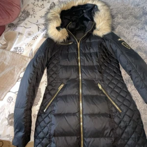 Lång rockandblue vinter jacka - En lång rockandblue jacka, fake päls. I bra skick. Säljer då jag inte använder den längre