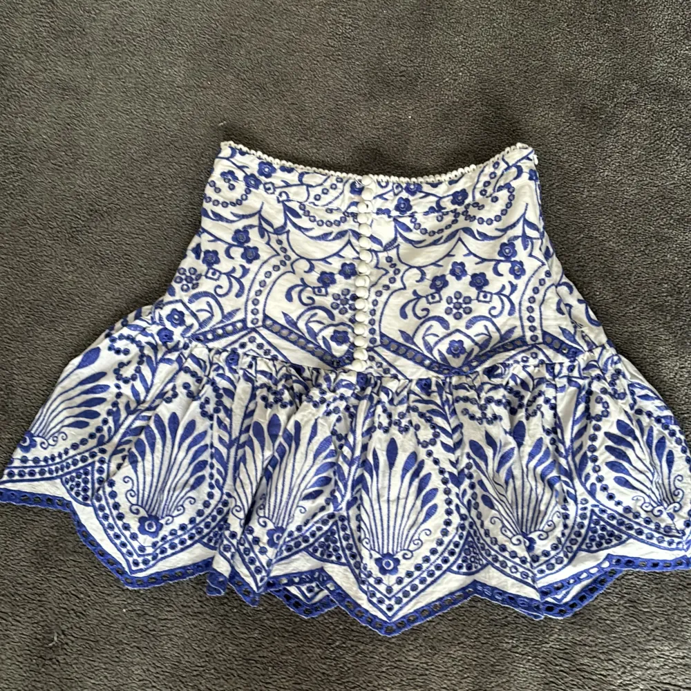 Gullig sommar kjol med blå blommor på. Säljer för att kjolen tyvärr blivet lite för liten för mig💗  💗 kjolen är från zara och är i storlek XS. Katt (finns i hemmet)💗. Kjolar.