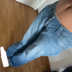 Jeans -  Ett Par låg midja det jeans ljusblå Från lee Köpta för 879 kr säljs för 399 kr är i storlek L typ Kommer inte till någon användning längre älskar det jeans hoppas någon blir intresserad och vill köpa