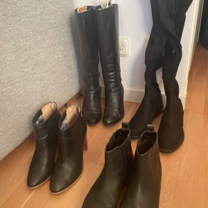 Skor storlek 38/39 - Svarta boots i läder samt fuskmocka. Mocka stövlar låga från Zara aldrig använda. Ordinarie pris 550 kr- nu 300 kr. Ted Baker boots använda 1 gång 400 kr. Höga stövlar läder 300 kr. Låga läder stövlar 250 kr. 