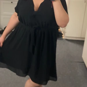 Svart klänning  - Bra skick använd  minst två gånger , skriv vid frågor ! 