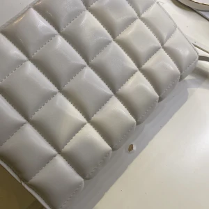 Snygg fin vit väska  - Den kommer från H&M. Men kan få plats med ganska mycket.