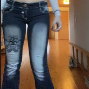 Blue queen jeans - Sååå snygga men lite långa, inga defekter allt sitter som det ska gällande diamanter o så🙏 Midjan:38 innerben:80cm, lowwaist o bootcut
