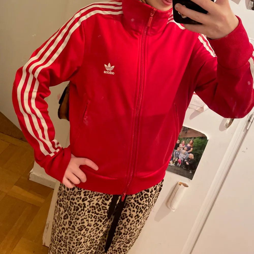 Vanlig röd adidas tröja bra skick . Tröjor & Koftor.