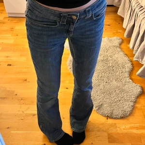Lågmidjade jeans  - Lågmidjade blåa jeans i strl 32 som motsvarar xs.❤️