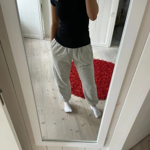 Mjukisbyxor från Weekday - Skönaste mjukisbyxorna från Weekday💕 Har för många andra mjukisbyxor därför kommer dessa inte till använding längre. Jag är 163cm💕 Nypris: 400kr