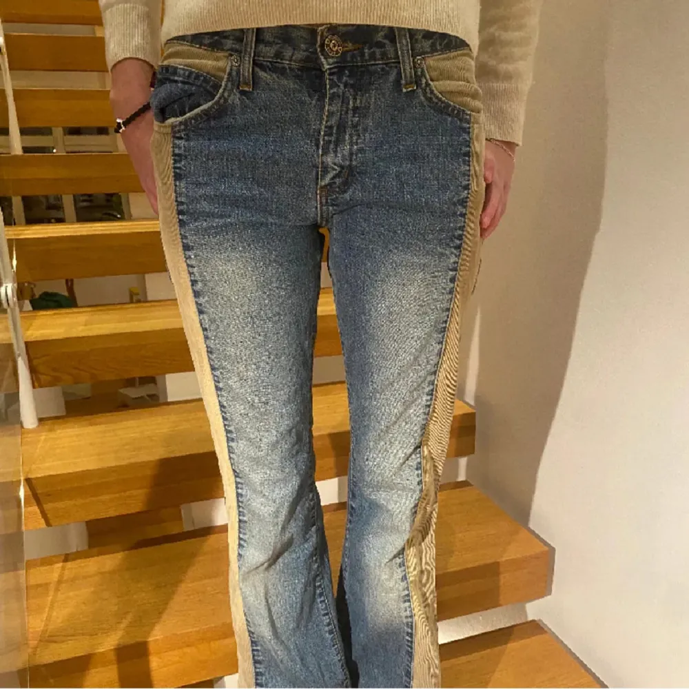 Säljer dessa as snygga jeans som är typ helt oanvända! De är så coola och snygga! Inga defekter!. Farkut & Housut.