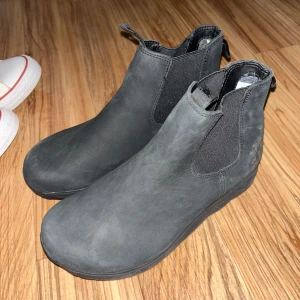 Vinter skor  - Vinterskor med dubbar, perfekt till vinter. Har aldrig använt den, passar 38-40. Nypris 999kr.