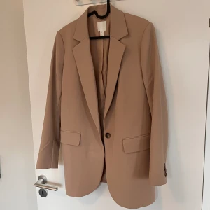 Beige kavaj - Oanvänd! Lite längre i passformen. Priset är förhandlingsbart!